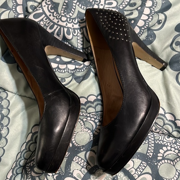 Size 8 barely worn - Picture 3 of 3